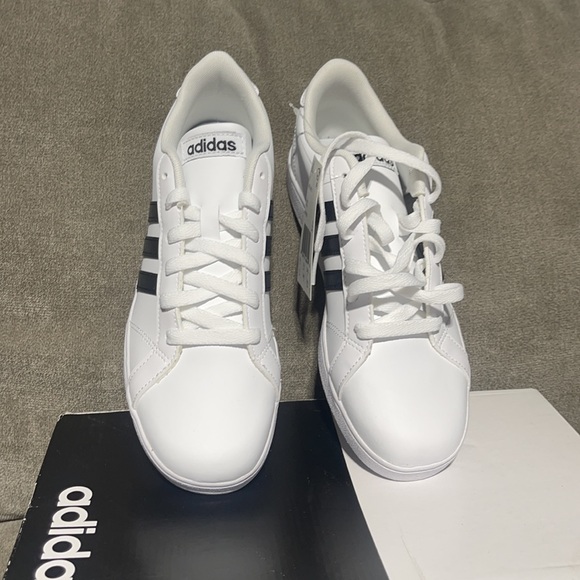 ❌SOLD❌🥰🥰Adidas Baseline K Sneakers🥰🥰 - Picture 2 of 8